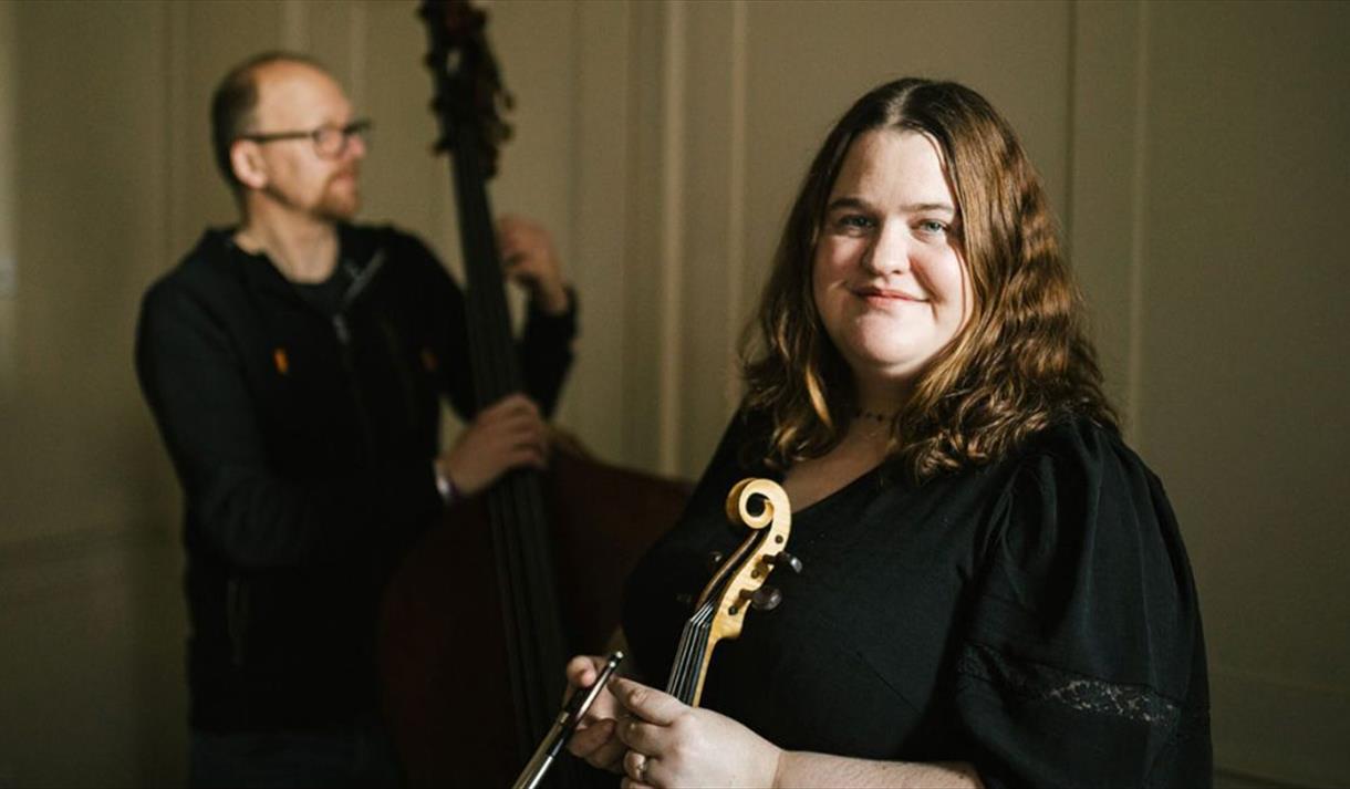 image of the performer Jackie Oates