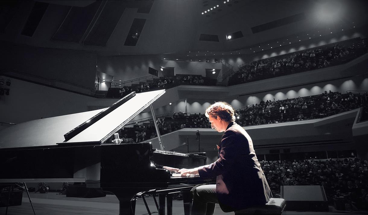 Chris Miggells: The Candlelight Piano Experience
