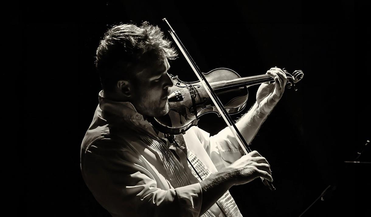 Ben Holder Trio, Violinist in monochrome