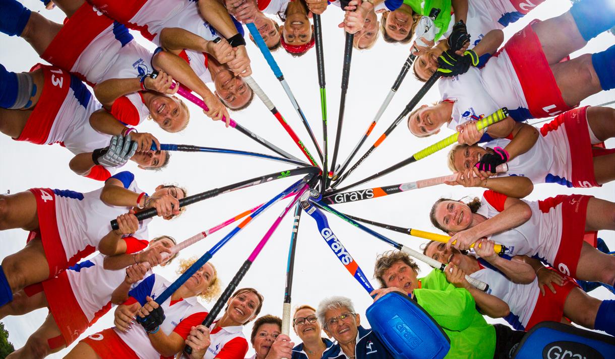 Image of a hockey team in a circle.