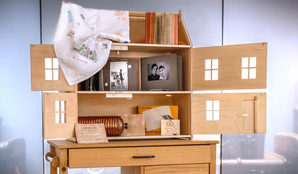 Handling Box Workshop - Becoming a Refugee
