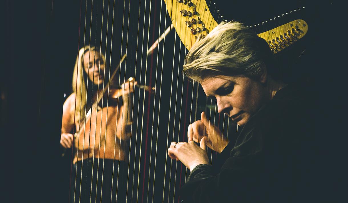 Photo of Catrin Finch and Aoife Ní Bhriain