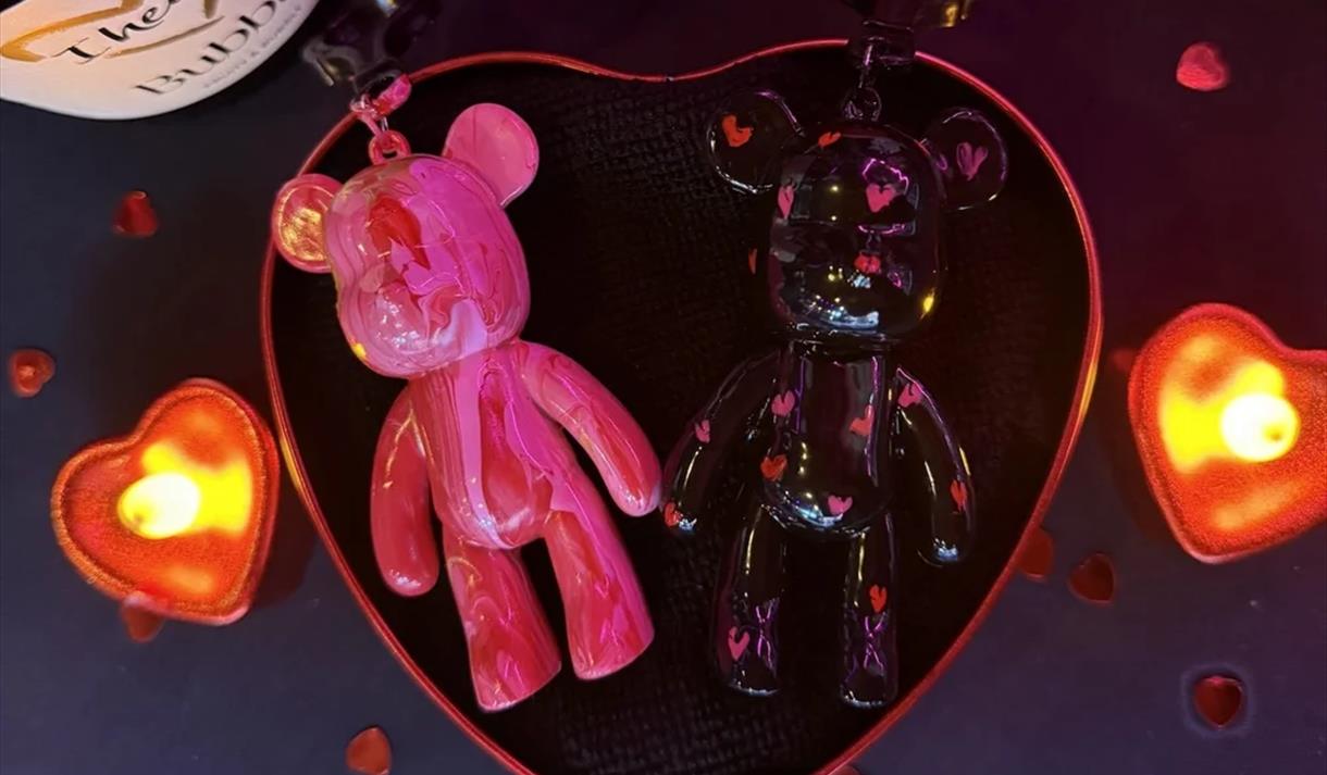 Splash Art - Galentines Keyrings Pour Art Session
