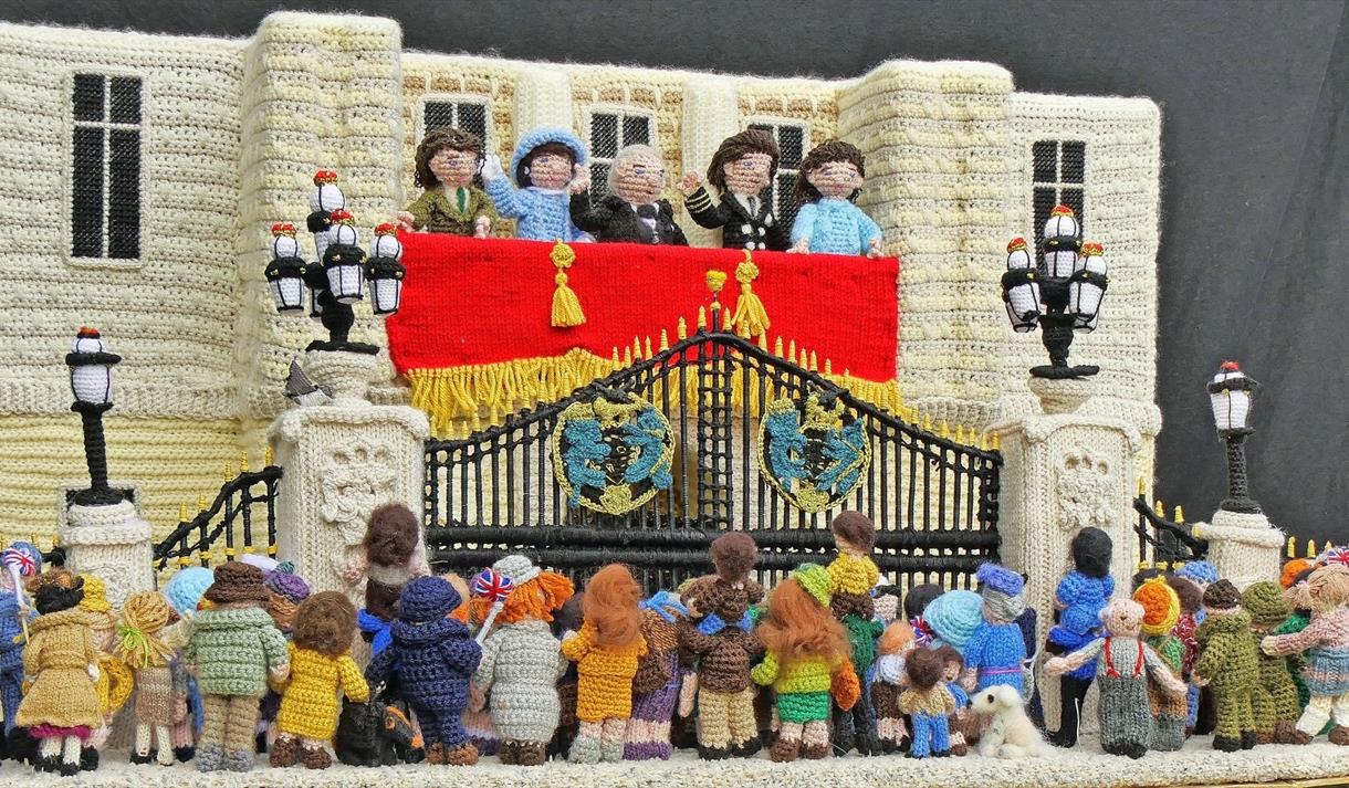 Yarn scene of VE Day at Buckingham Palace