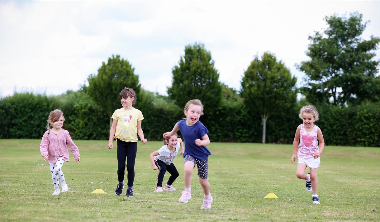5 young children in a running race